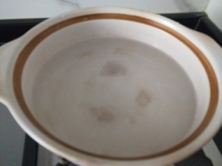 绿豆南瓜粥,锅中倒入适量水烧开。
