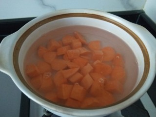 绿豆南瓜粥,放入南瓜煮软。