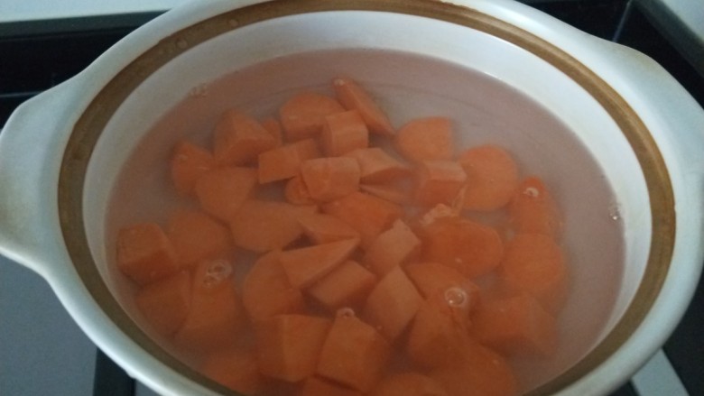 绿豆南瓜粥,放入南瓜煮软。