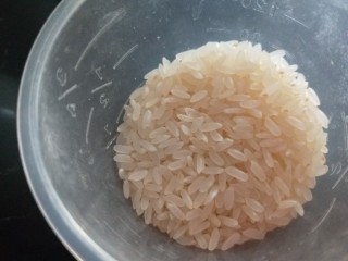 绿豆南瓜粥,大米洗干净。