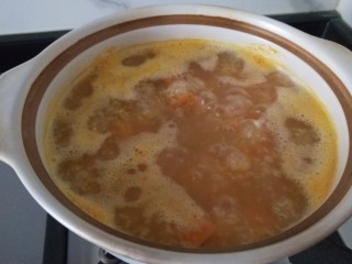 绿豆南瓜粥,在入去皮绿豆茬是提前泡开的。