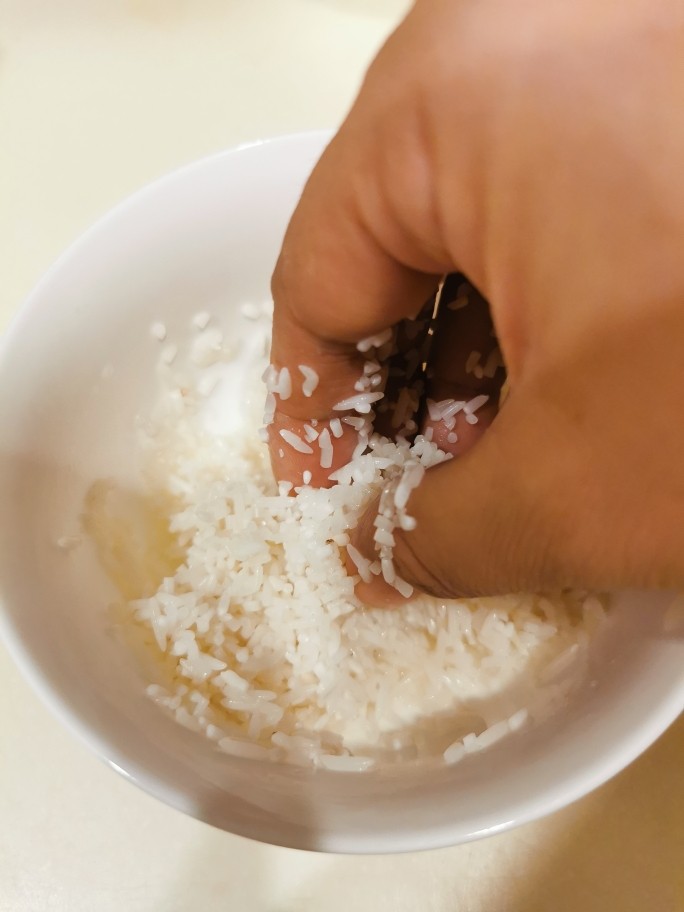 绿豆南瓜粥,浸泡后的大米，用劲抓几下，弄碎碎的，煲起粥来更细腻绵滑。