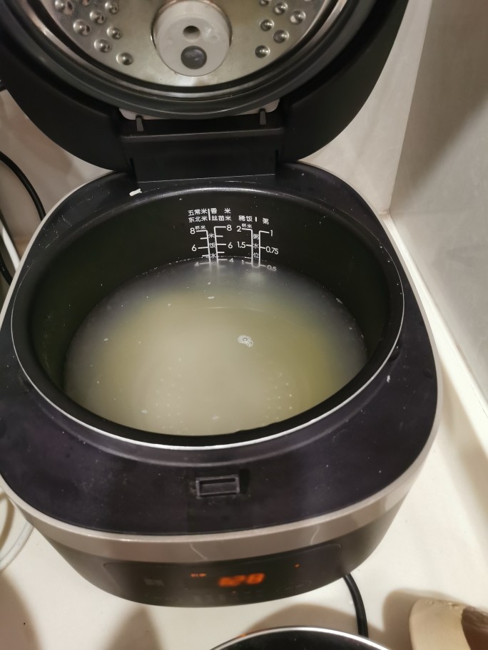 绿豆南瓜粥,将大米及绿豆一同放入锅中，适量清水，大火煮沸，转小火慢煮至大米熟透即可。（我用电饭锅，直接按煲粥键）
