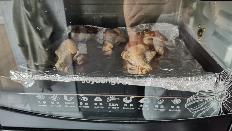 蜜汁烤鸡翅根,烤箱200度预热10分放入烤箱