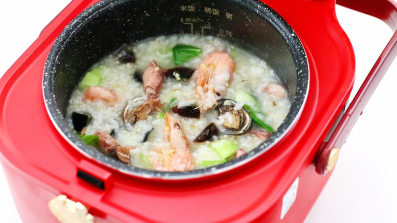 海鲜皮蛋粥,再煮2分钟，出锅前撒上适量的盐和胡椒粉调味即可。