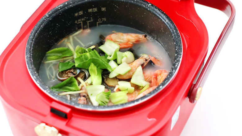 海鲜皮蛋粥,继续煮8分钟后，放入青菜。