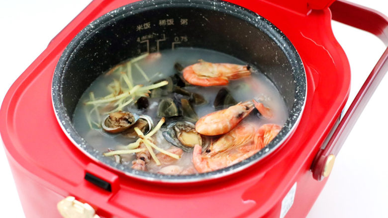 海鲜皮蛋粥,放入鲍鱼和蛸，北极虾和姜丝。
