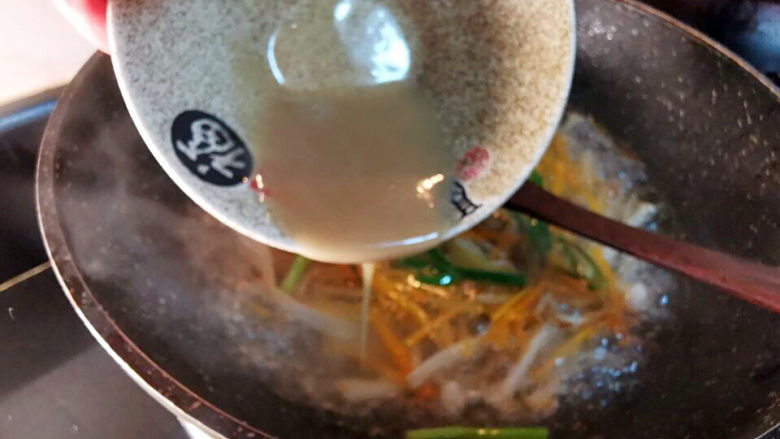 海鲜菇豆腐汤,鲜鸡汁倒入锅中