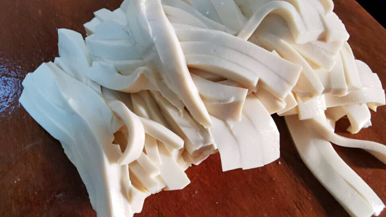 海鲜菇豆腐汤,改刀切丝