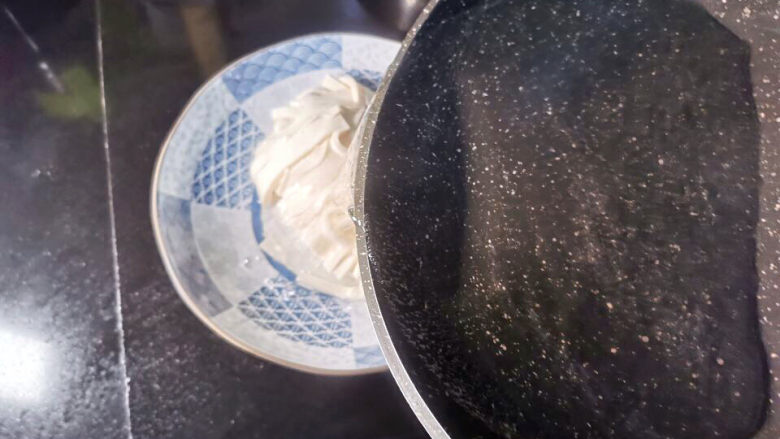 海鲜菇豆腐汤,冲入热开水
