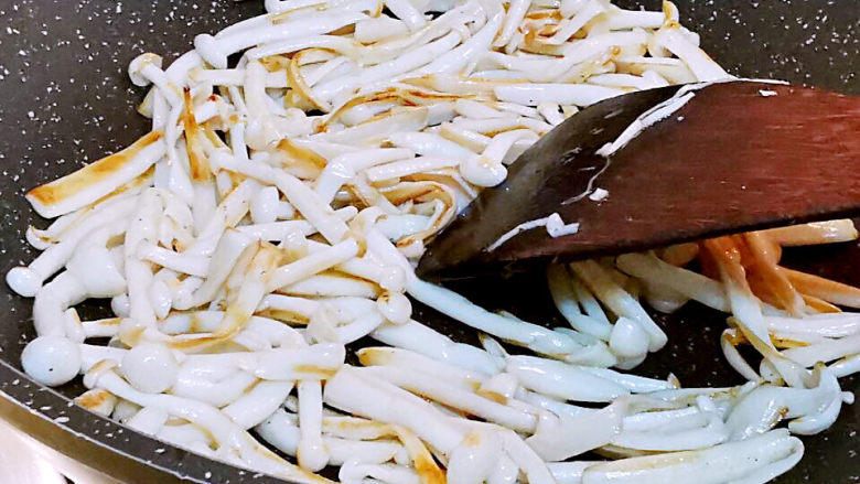 海鲜菇豆腐汤,炒至表皮焦黄