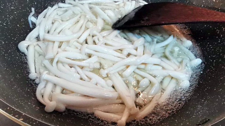 海鲜菇豆腐汤,会出水是正常现象