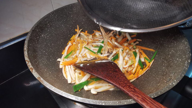 海鲜菇豆腐汤,加入热水