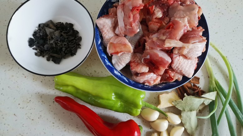 双椒木耳炖鸡,准备食材备用