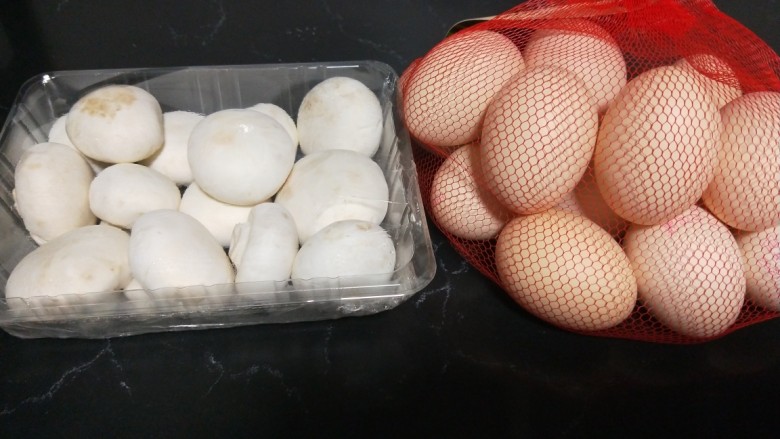 口蘑炒蛋,准备食材鸡蛋，口蘑