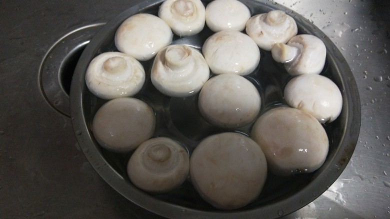 口蘑炒蛋,将口蘑浸泡用流动清水洗干净