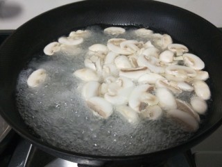 口蘑炒蛋,提前在沸水里加点白醋焯水(防止口蘑氧化变黑)