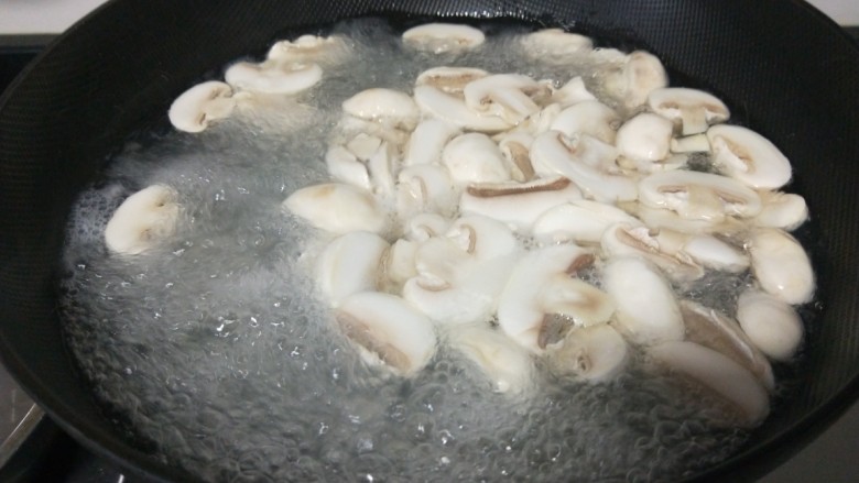 口蘑炒蛋,提前在沸水里加点白醋焯水（防止口蘑氧化变黑）