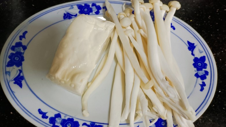 海鲜菇豆腐汤,准备食材