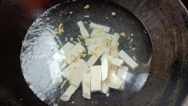 海鲜菇豆腐汤,放入豆腐煮开