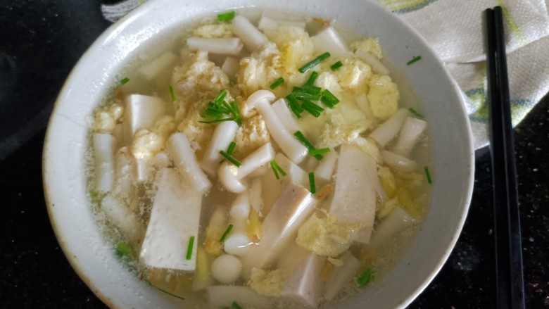 海鲜菇豆腐汤,起锅装碗