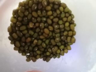 绿豆南瓜粥,准备50g绿豆洗干净