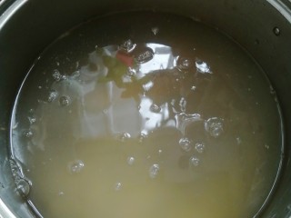 绿豆南瓜粥,放入锅中加一半的水大概3斤左右的水