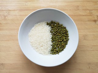 绿豆南瓜粥,准备好绿豆和大米。