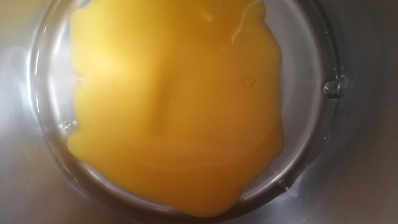 口蘑炒蛋,鹅蛋打入碗中