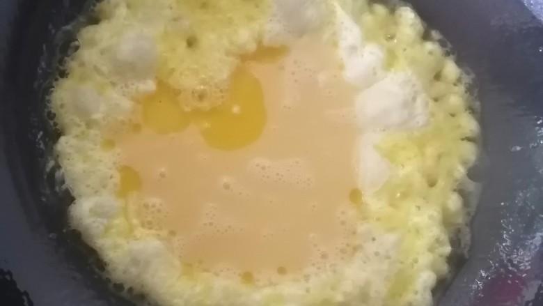 口蘑炒蛋,油热后倒入蛋液