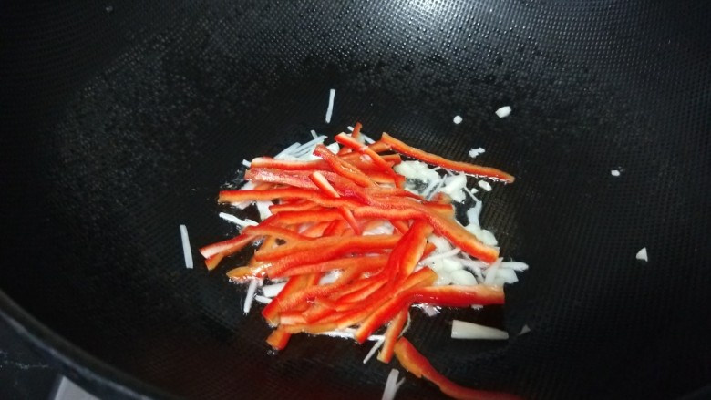 蒜蓉炒菜心,放入红椒丝炒均匀。