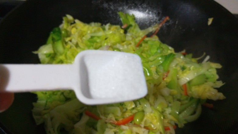 蒜蓉炒菜心,加入适量盐。