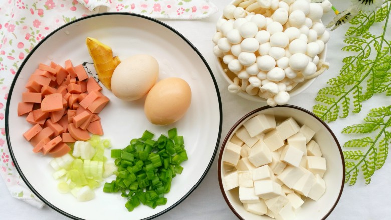 海鲜菇豆腐汤,准备好所有食材。