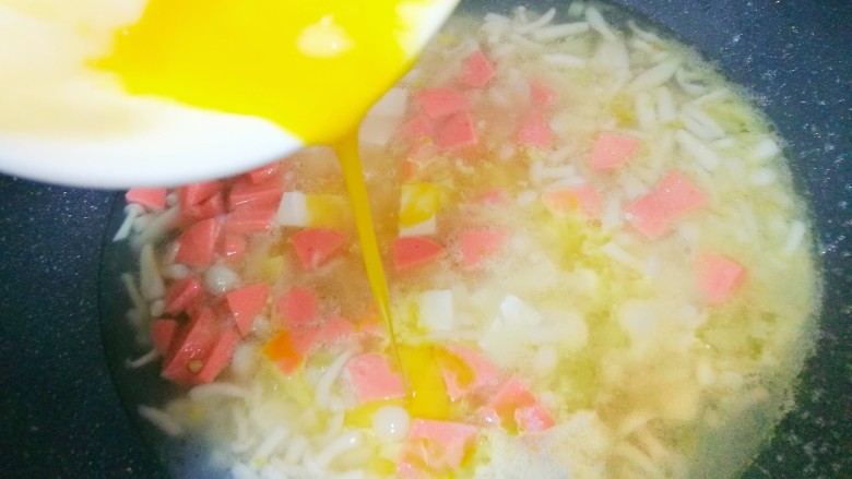 海鲜菇豆腐汤,淋入蛋液，