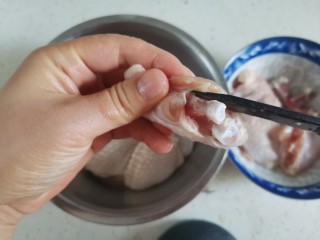 鸡翅包饭.,鸡中翅先清洗干净，用剪刀剪去两头的筋膜