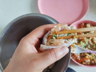 鸡翅包饭.,把炒好的米饭塞入鸡翅里面，用筷子压紧实