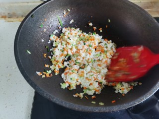 鸡翅包饭.,然后倒入米饭，把米饭炒散