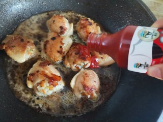 鸡翅包饭.,加入一勺番茄酱和适量的清水