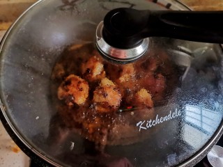 鸡翅包饭.,盖上盖子小火焖煮至汤汁收干即可盛出