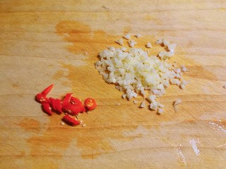 蒜蓉炒菜心,蒜切碎 红尖椒切片。