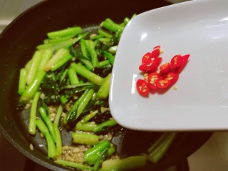 蒜蓉炒菜心,翻炒均匀，放入红尖椒，翻拌出锅。