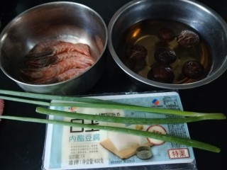 海鲜菇豆腐汤,准备大虾，泡发的香菇，内脂豆腐，小葱