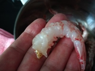 海鲜菇豆腐汤,去除虾线剥去外壳