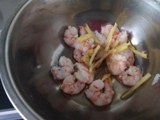 海鲜菇豆腐汤,捞出后再次放入姜丝，胡椒粉料酒腌制一会
