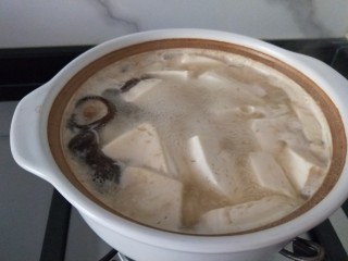 海鲜菇豆腐汤,小火炖煮至豆腐全都漂浮起来