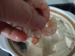 海鲜菇豆腐汤,然后放入腌好的虾仁