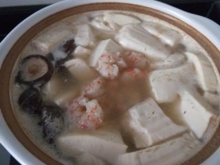 海鲜菇豆腐汤,再大火煮3分钟