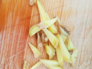煎酿苦瓜,一片生姜切碎。