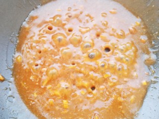 煎酿苦瓜,汤汁中加入适量水淀粉勾芡。