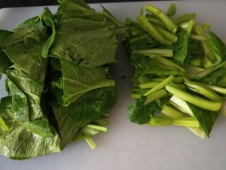 蒜蓉炒菜心,在切成小段，叶和更子单放。